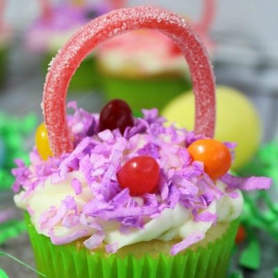 You have to make these Easter Basket cupcakes for your kids. This Easy Easter Cupcakes Recipe taste great look even better. Perfect for Easter Sunday!