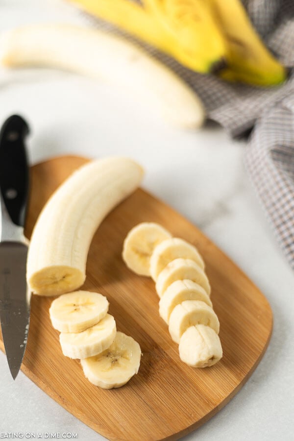 Learn how to freeze bananas so you can easily use them for smoothies or for baking. I love freeze bananas to use in banana bread and I love using frozen slices of bananas in my Smoothies. Learn how to save money by freezing bananas. #eatingonadime #freezertips #bananas 