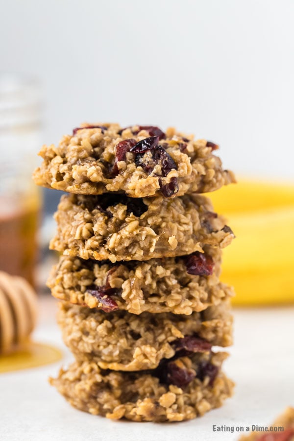 Learn how to make the best healthy, oatmeal breakfast cookies that is perfect for adults or for kids! These Healthy Oatmeal Banana cookies are healthy, easy and gluten free. This breakfast cookies healthy recipe made with peanut butter are made with super food and perfect to make ahead for the entire week. You are going to love these healthy savory banana oatmeal breakfast cookies with oats. #eatingonadime #breakfastcookies #breakfastrecipes #easyrecipes #healthyrecipes #glutenfreerecipes 