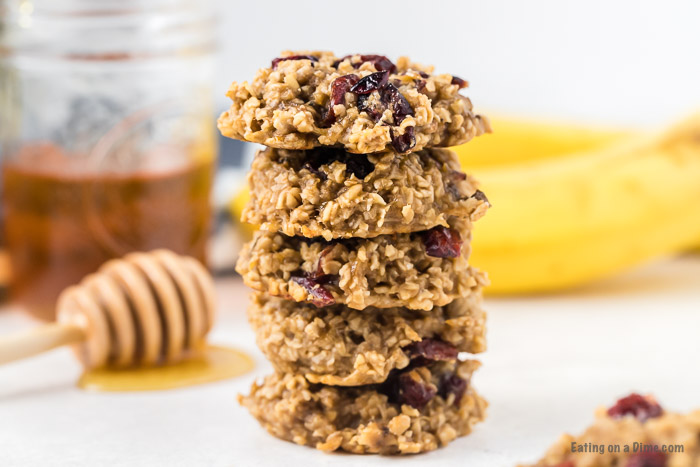 Learn how to make the best healthy, oatmeal breakfast cookies that is perfect for adults or for kids! These Healthy Oatmeal Banana cookies are healthy, easy and gluten free. This breakfast cookies healthy recipe made with peanut butter are made with super food and perfect to make ahead for the entire week. You are going to love these healthy savory banana oatmeal breakfast cookies with oats. #eatingonadime #breakfastcookies #breakfastrecipes #easyrecipes #healthyrecipes #glutenfreerecipes 