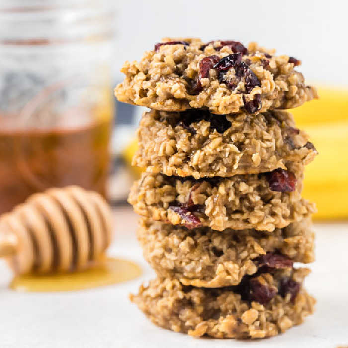 Learn how to make the best healthy, oatmeal breakfast cookies that is perfect for adults or for kids! These Healthy Oatmeal Banana cookies are healthy, easy and gluten free. This breakfast cookies healthy recipe made with peanut butter are made with super food and perfect to make ahead for the entire week. You are going to love these healthy savory banana oatmeal breakfast cookies with oats. #eatingonadime #breakfastcookies #breakfastrecipes #easyrecipes #healthyrecipes #glutenfreerecipes 