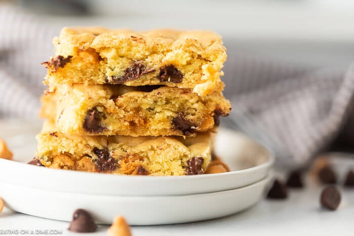 These butterscotch chocolate chip cookie bars are easy to make with only 5 ingredients! These cake mix cookie bars are simple and easy to make in under 30 minutes. You are going to love this easy dessert recipes. #eatingonadime #cakemixcookiebars #cakemixrecipes #easydessertrecipes 