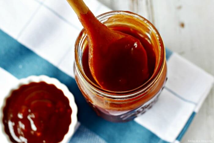 Questa facile ricetta della salsa barbecue fatta in casa richiede solo pochi minuti per essere fatta. Avete già tutti gli ingredienti a portata di mano per la salsa barbecue fatta in casa. E 'così facile! 