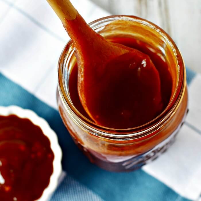 Questa facile ricetta della salsa barbecue fatta in casa richiede solo pochi minuti. Hai già tutti gli ingredienti a portata di mano per la salsa barbecue fatta in casa. È così facile! 