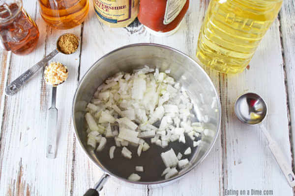 Esta receta fácil de salsa barbacoa casera sólo lleva unos minutos. Ya tienes todos los ingredientes a mano para la salsa barbacoa casera. Es muy fácil.