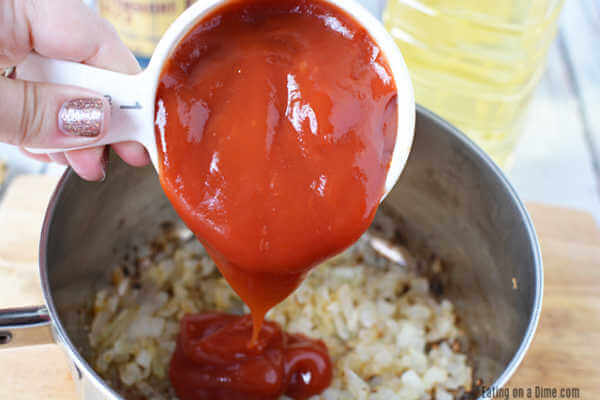 Denne nemme opskrift på hjemmelavet BBQ-sauce tager kun få minutter at lave. Du har allerede alle ingredienserne på hånden til hjemmelavet bbq-sauce. Det er så nemt!