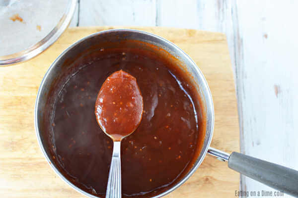 Questa ricetta facile della salsa barbecue fatta in casa richiede solo pochi minuti. Avete già tutti gli ingredienti a portata di mano per la salsa barbecue fatta in casa. È così facile! 