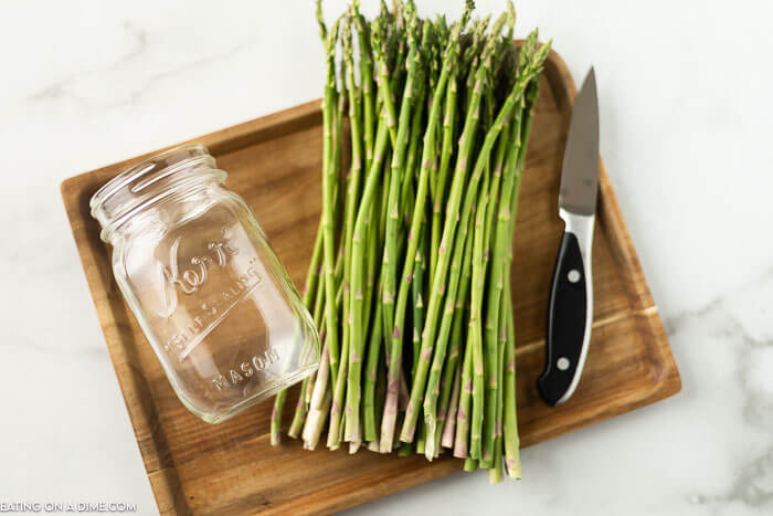 Did you know there is a right way to store asparagus?! Learn how to store asparagus in the fridge so it’ll stay fresh and last longer. Check out how to store asparagus fresh so it doesn’t go back right away! #eatingonadime #storingasparagus #keepingproducefresh 