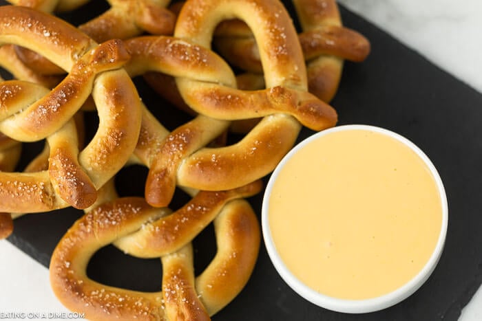 pretzels med ostesaus