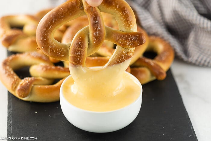 pretzels med ost dipping saus.