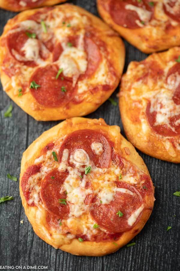 Craving pizza and need a quick and frugal recipe? Make this fun and tasty biscuit pizza recipe with all of your favorite toppings.