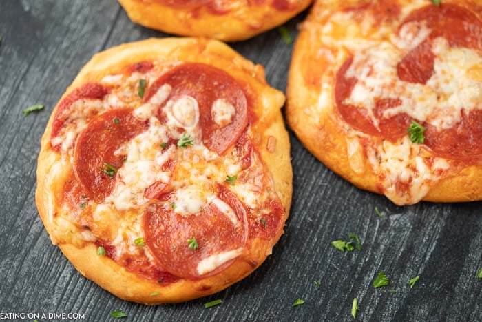 Craving pizza and need a quick and frugal recipe? Make this fun and tasty biscuit pizza recipe with all of your favorite toppings.