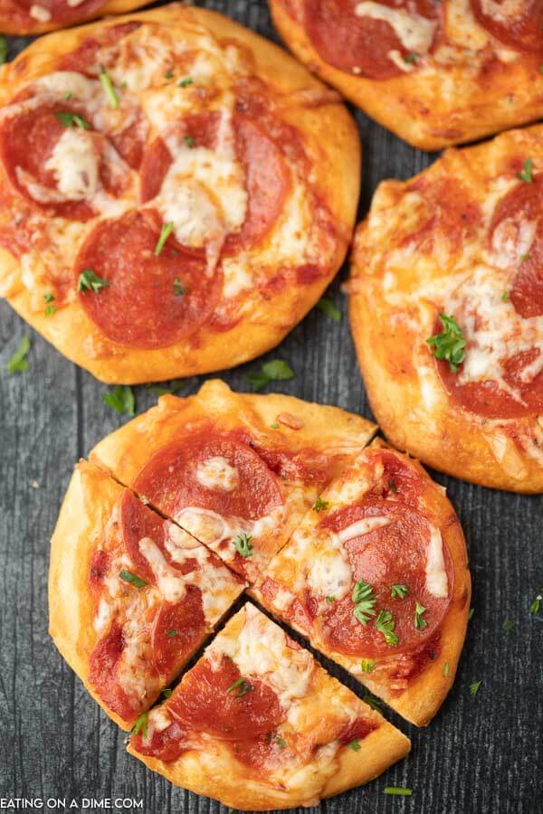 Craving pizza and need a quick and frugal recipe? Make this fun and tasty biscuit pizza recipe with all of your favorite toppings.