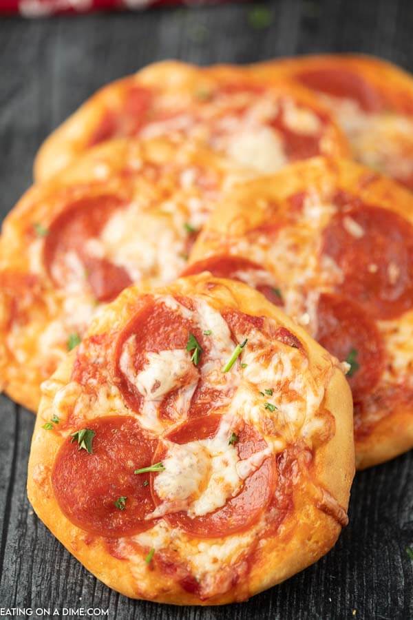 Craving pizza and need a quick and frugal recipe? Make this fun and tasty biscuit pizza recipe with all of your favorite toppings.