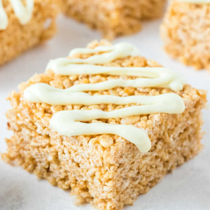 You have to try these super fun and delicious pumpkin rice krispie treats. They are so fun for fall and the kids will devour them!