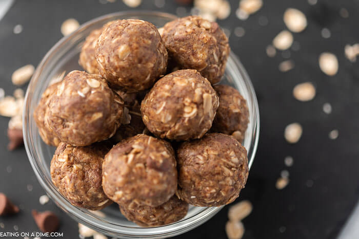 No bake energy bites are packed with protein so you can feel good about eating this for breakfast or a quick snack on the go. Try this today!