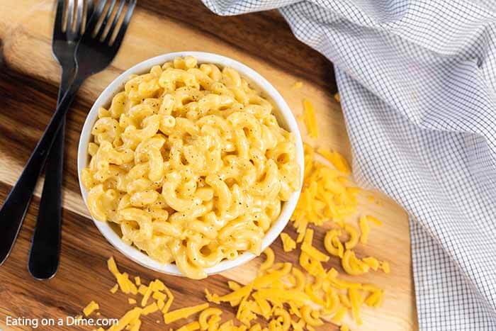You can make this easy homemade macaroni and cheese recipe in just 15 minutes. The kids love it and it tastes amazing!#eatingonadime #macaroni #sidedishes #easysidedishes #Mac&cheese