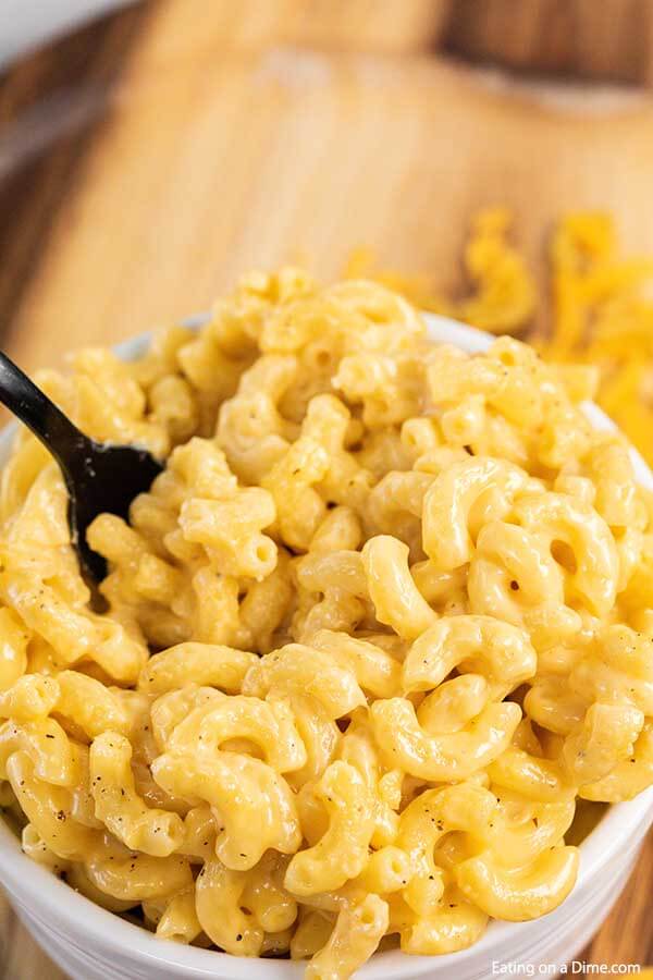 You can make this easy homemade macaroni and cheese recipe in just 15 minutes. The kids love it and it tastes amazing!#eatingonadime #macaroni #sidedishes #easysidedishes #Mac&cheese