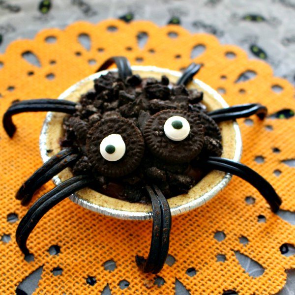 For A Fun And Festive Halloween Pudding desert, Try this Spider Chocolate Pudding Pie! Chocolate Pudding Pie recipe is made to look like spiders! 