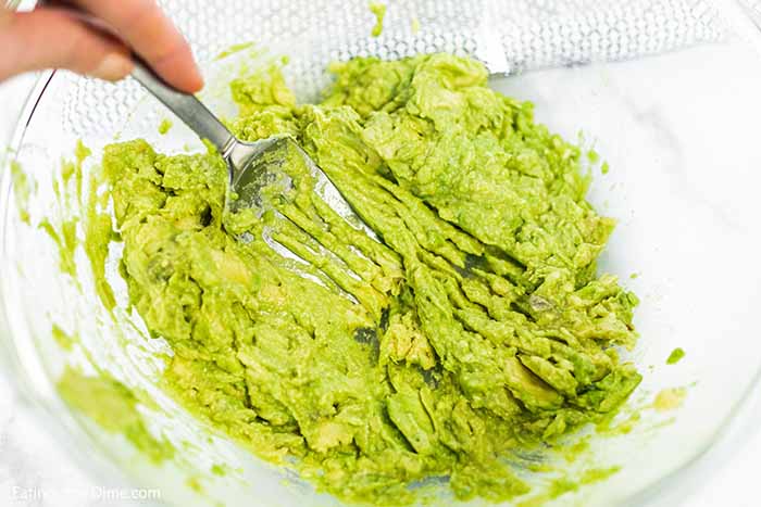 If you love fresh guacamole then you need to try this delicious simple guacamole recipe. This is the easiest homemade guacamole recipe, ever!