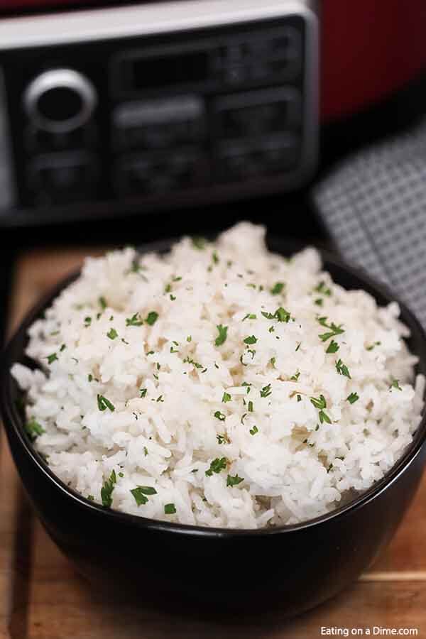 Close of image of a bowl of white rice