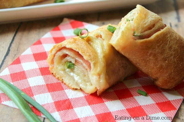 This Easy Stromboli Recipe will become an instant hit with your family! Perfect for busy nights and versatile enough that you can keep changing it up!family. 