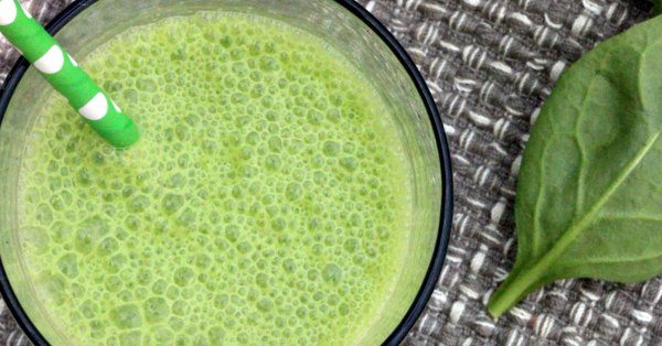 You'll love this easy and healthy green smoothie recipe. This Apple Spinach Green Smoothie recipe is easy to make and packed with nutrients and flavor. This fat burning smoothie is perfect for breakfast during a detox or to help you loss weight. This is one of my favorite healthy green smoothie recipes that taste good and great for energy. I hope you try this recipe during your next cleanse and it’s great for kids too! #eatingonadime #smoothierecipes #greensmoothies