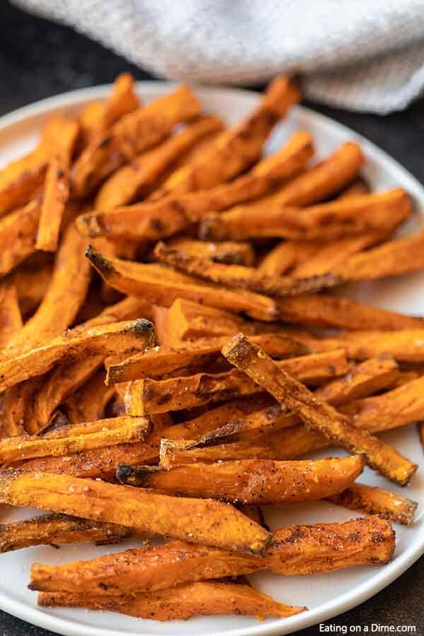 Sweet potato fries are easy to make! Make this oven baked sweet potato fries recipe for the perfect healthy side dish recipe. This is the best healthy side dish. These oven roasted DIY baked sweet potato fries is perfect for cleaning eating and is one of the best whole 30 recipes! Learn how to make homemade, crispy sweet potato fries! #eatingonadime #sidedishrecipes #sweetpotatofries #healthyrecipes 