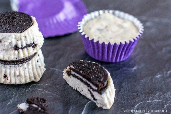 This mini oreo cheesecake recipe is one of the easiest dessert recipes around! Who can resist oreos and cheesecake all rolled into one portable dessert? 