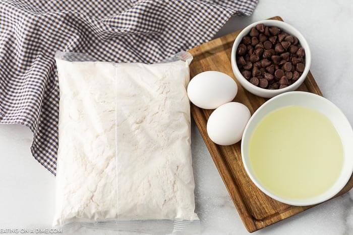 Ingredients to make these cookies: cake mix, vegetable oil, eggs and chocolate chips 