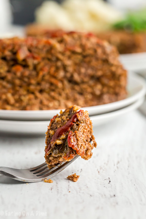 Enjoy traditional meatloaf even in the Summer months thanks to this crockpot meatloaf recipe. No need to heat up your kitchen when you can use the crockpot!
