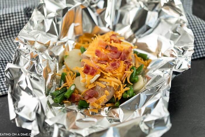 Bacon ranch chicken foil packet has everything you need for a great dinner. The juicy chicken and tender veggies make a meal sure to impress. 