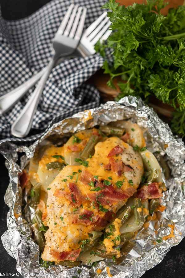 Bacon ranch chicken foil packet has everything you need for a great dinner. The juicy chicken and tender veggies make a meal sure to impress. 