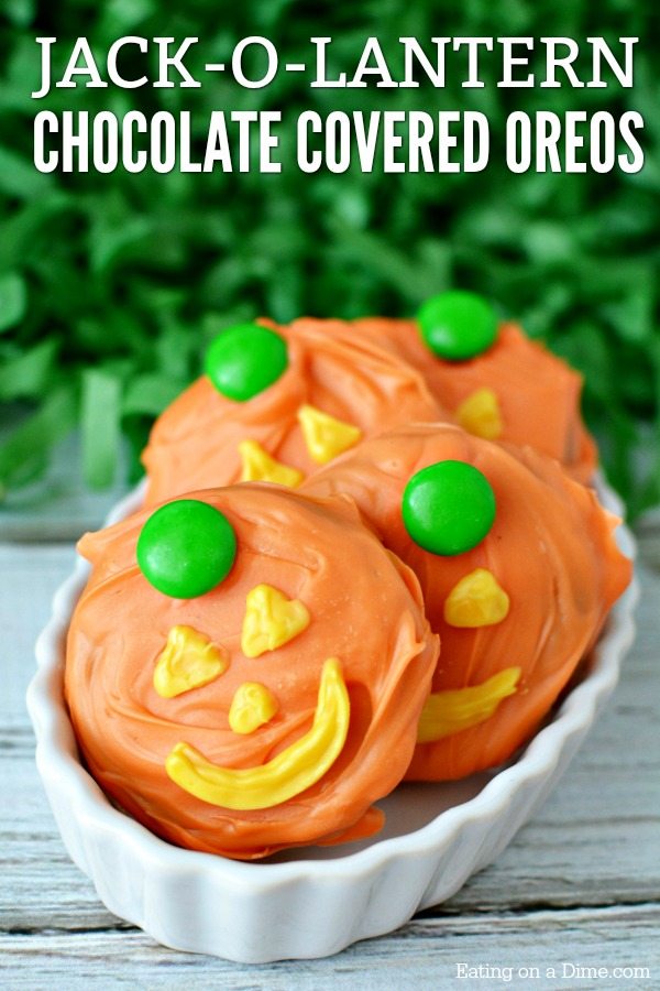 Try these Jack-O-Lantern Chocolate Covered Oreos for an easy Halloween treat.These Halloween Chocolate Covered Oreos are easy to make and yummy.