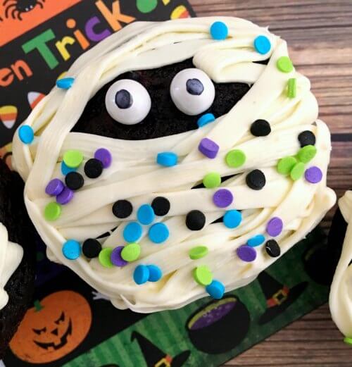 Try these fun and easy Halloween cupcake ideas that kids are going to love. 25 Halloween cupcakes for kids that don't cost a fortune to make. These DIY cupcake recipes are cute and simple. You are going to love these creative cupcake ideas. #eatingonadime #cupcakerecipes #halloweencupcakes 