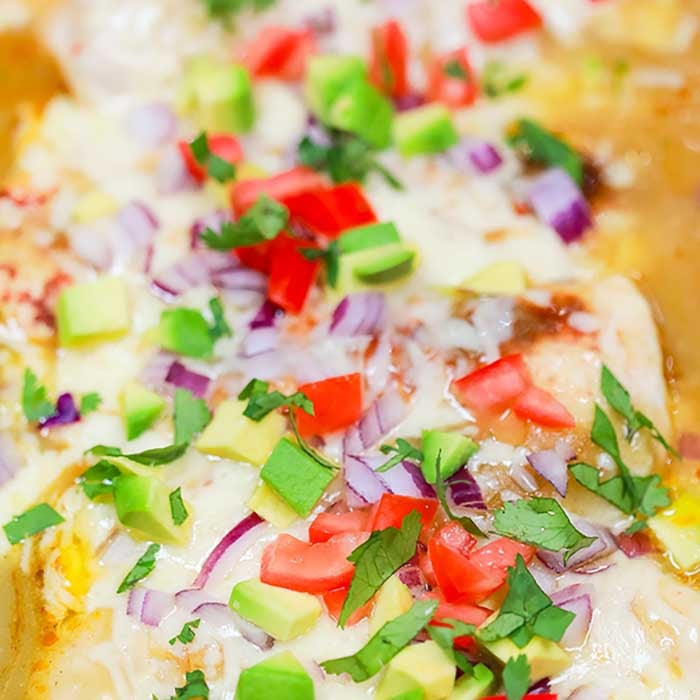 Try this easy low carb recipe, Baked Enchilada Chicken with green enchilada sauce. Enjoy all the flavor of chicken enchilada bake in this low carb version. Try keto baked enchilada chicken today! You won’t believe that it’s healthy when you taste it! #eatingonadime #ketorecipe 