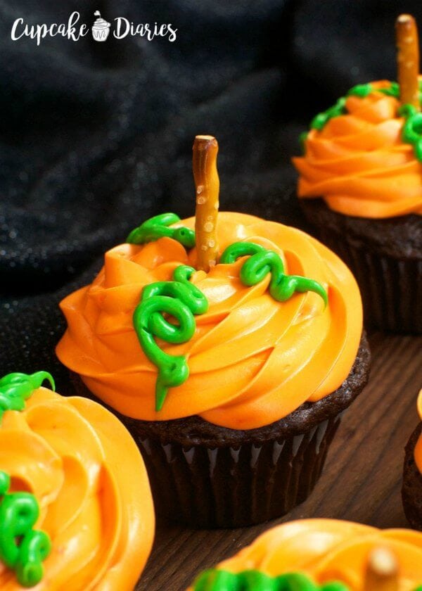 Try these fun and easy Halloween cupcake ideas that kids are going to love. 25 Halloween cupcakes for kids that don't cost a fortune to make. These DIY cupcake recipes are cute and simple. You are going to love these creative cupcake ideas. #eatingonadime #cupcakerecipes #halloweencupcakes 