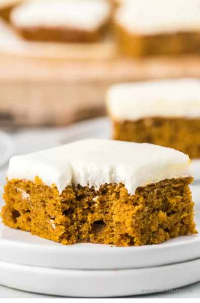 Everyone will love these delicious Thanksgiving dessert recipes. From cake and cookies to pie and more,, these recipes will be a hit. 