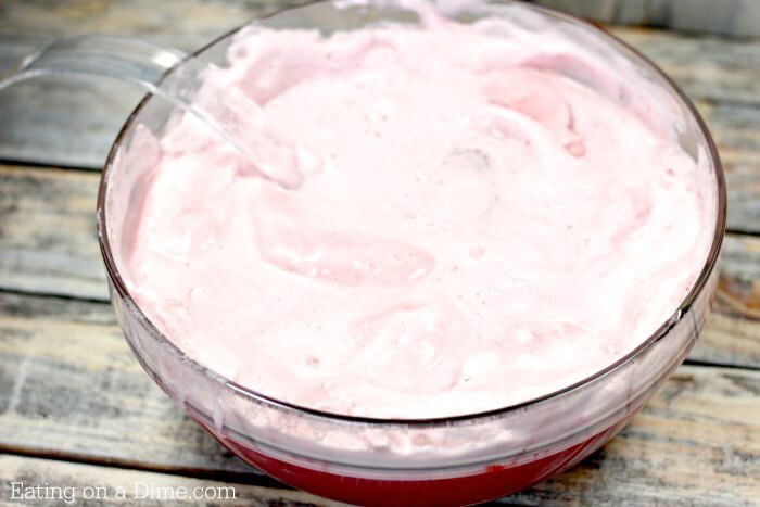 u zult genieten van dit eenvoudige frambozen Sorbet Punch Recept. Het is het beste roze punch recept dat je kunt maken. Probeer dit punch recept voor babyborrels en je zult het geweldig vinden! Deze sorbet punch met gingerale is zo lekker!