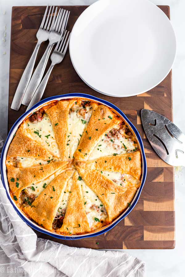 Try this Italian crescent pie recipe for a quick and delicious meal! It is packed with tons of delicious meat and veggies, the whole family will love it!