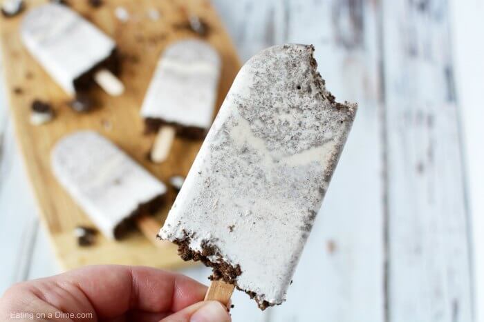Cookies and cream popsicles are so creamy and delicious.These Oreo popsicles are so easy to make.This is such a yummy ice cream popsicle. 