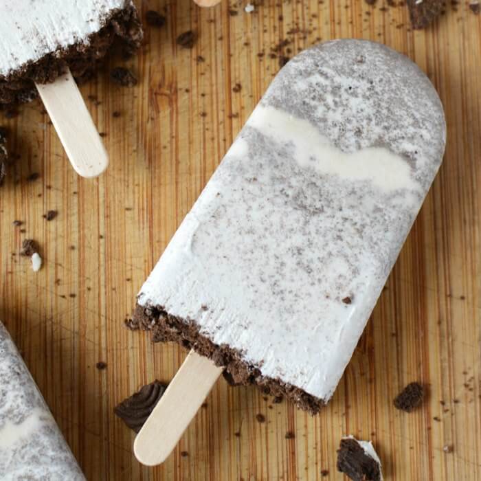 Cookies and cream popsicles are so creamy and delicious.These Oreo popsicles are so easy to make.This is such a yummy ice cream popsicle. 