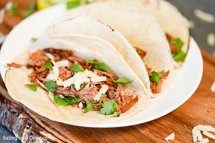 これらのメキシコの胸肉の壷の鍋のタコスは速い夕食かあなたの次の党のために完全である。 これらの遅い炊事道具の胸肉のタコスは速く、容易な夕食の調理法である。