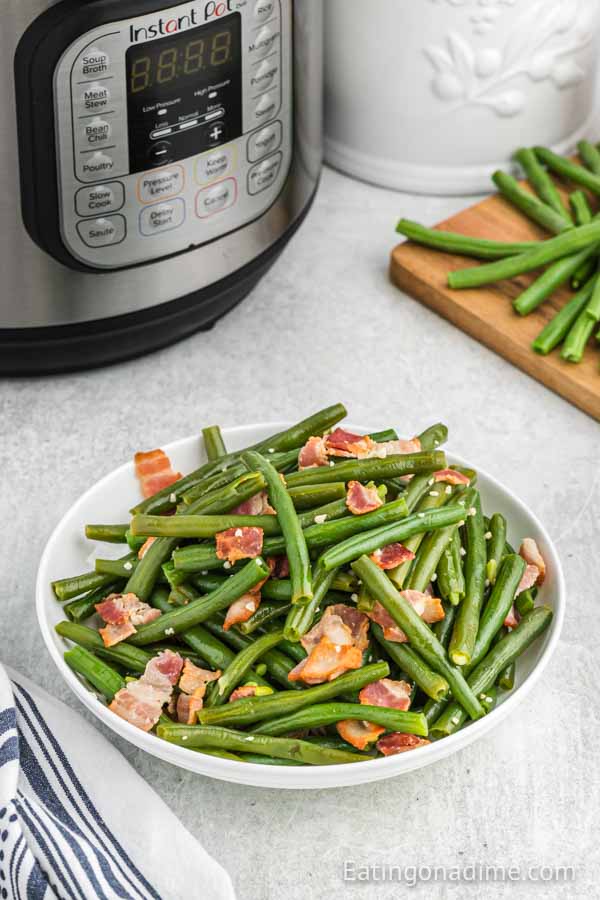 Green beans with bacon in a bowl
