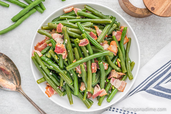Green beans with bacon in a bowl