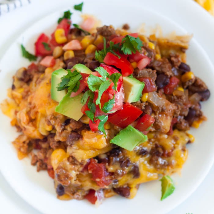 Crock Pot mexický kastrol recept je perfektní jídlo pro krmení vaší rodiny. Každé sousto je tak sýrové a chutné a celé jídlo se tak snadno připravuje.