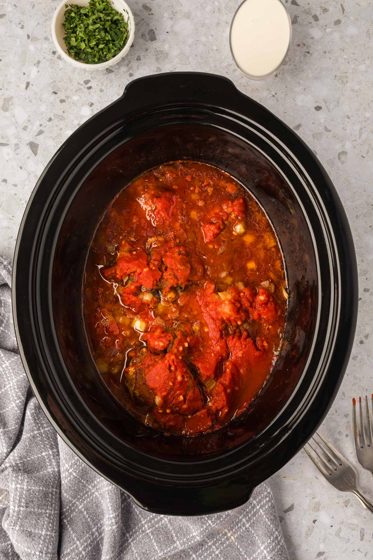 Cooking chicken and sauce in the slow cooker