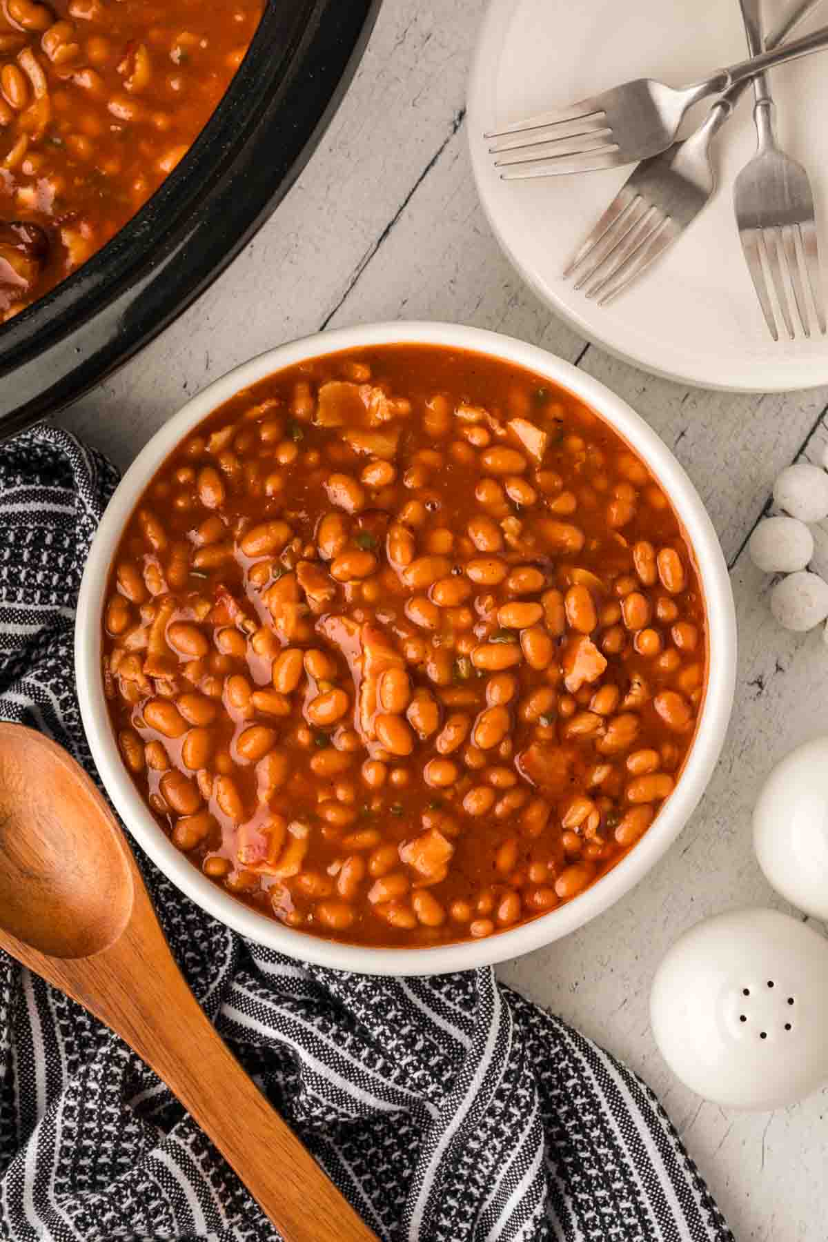 A bowl of baked beans