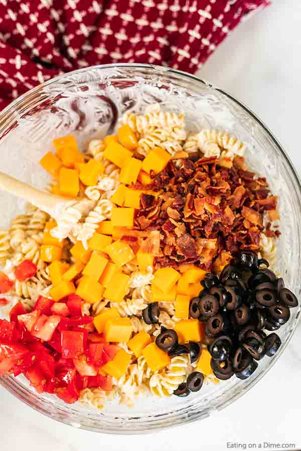 No need to buy the store bought mixes when it is so easy to make this bacon ranch pasta salad recipe. This is delicious with tons of ranch, bacon and more. 