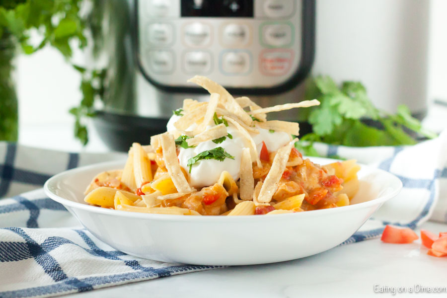 Instant pot chicken fajita pasta recipe combines everything you love about fajitas into a cheesy and creamy one pot meal. Chicken fajita pasta is a tasty and easy dinner idea for busy nights. The pressure cooker makes this meal in minutes! #eatingonadime #instantpotchickenfajitapasta #chickenfajitapastarecipeinstantpot #instantpotrecipeschickenfajitapasta